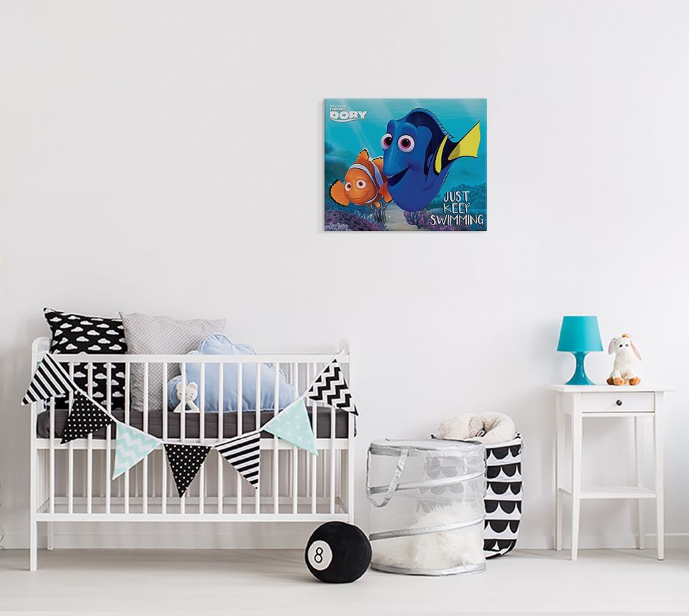 Zdjęcie nowoczesnego dziecięcego pokoju z wiszącym na ścianie obrazem na płótnie przedstawiającym rybki z filmu Gdzie jest Dory?