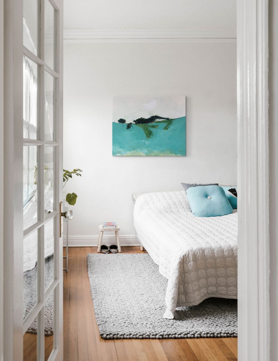 Obraz na płótnie przedstawiający niebieską abstrakcję powieszony w sypialni nad łóżkiem
