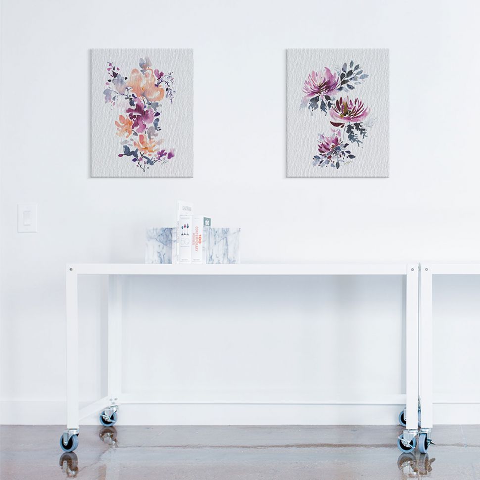 Canvasy z pięknymi, kolorowymi kwiatami na białym tle powieszone w minimalistycznie urządzonym pokoju