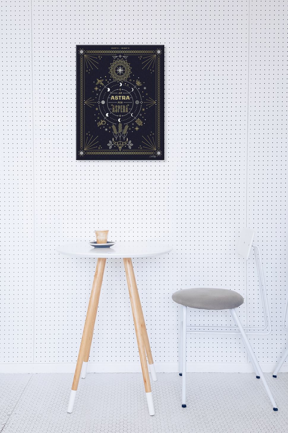 Obraz na płótnie autorki Cat Coquillette powieszony na ścianie w kropki nad stolikiem