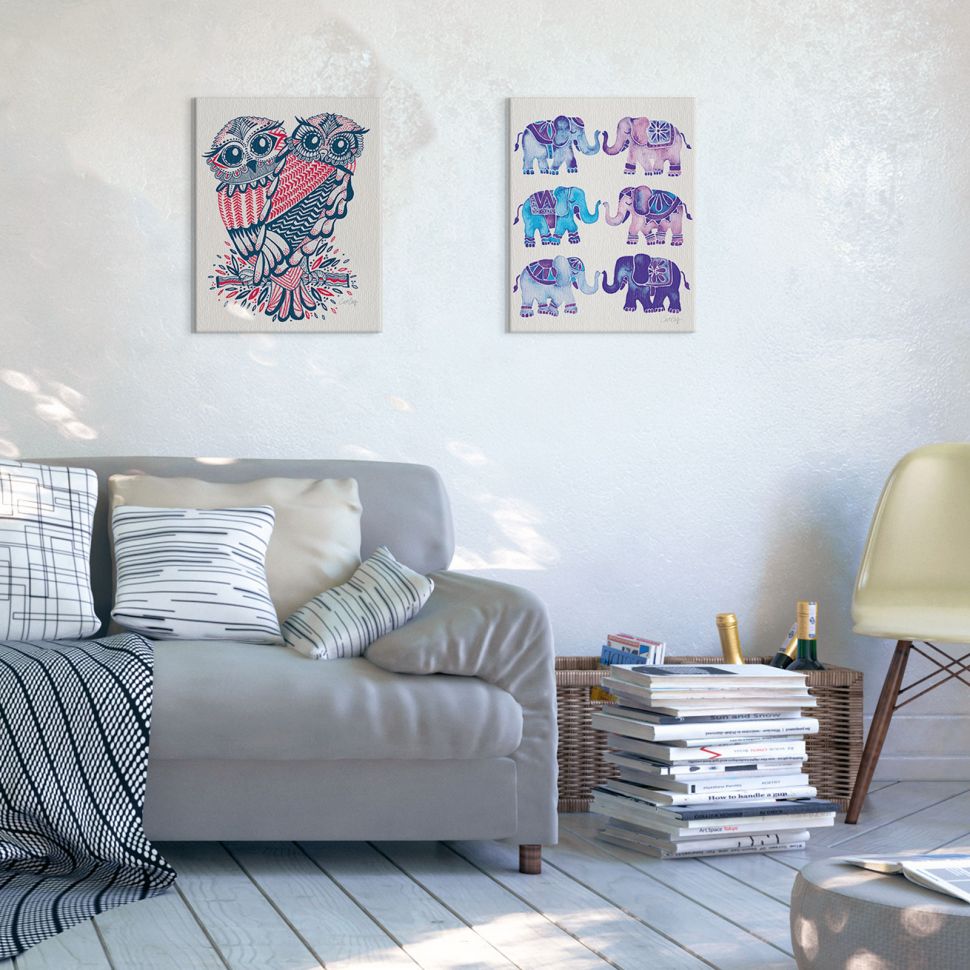 Canvas z autorki Cat Coquillette ze słoniami powieszony w salonie na białej ścianie