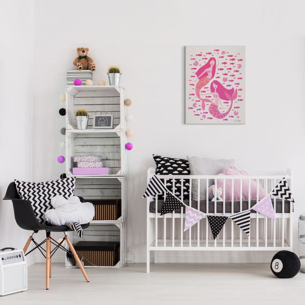 Obraz na płótnie z dwiema różowymi syrenami powieszony w dziecięcym pokoju nad łóżeczkiem