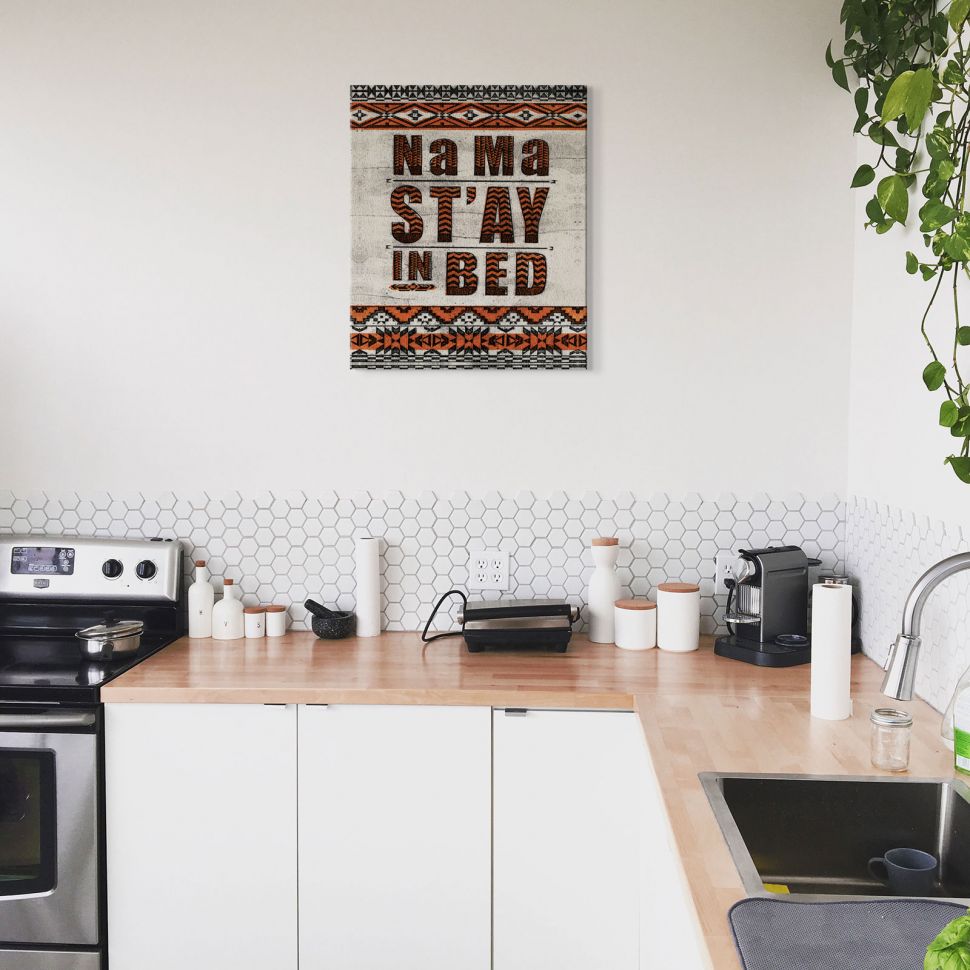 Obraz na płótnie o wymiarze 40x50 cm z napisem powieszony w kuchni nad blatem