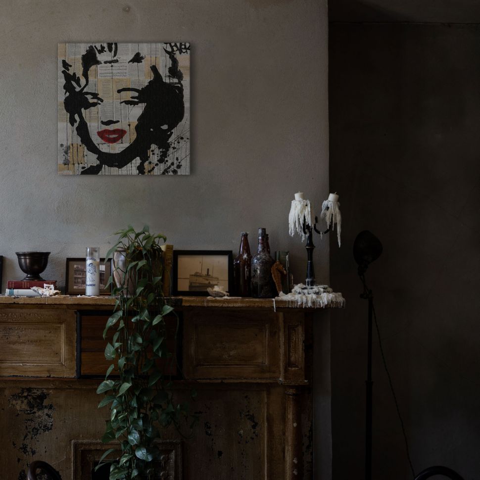 Canvas z wizerunkiem Marilyn Monroe zdobiący ścianę starej pracowni