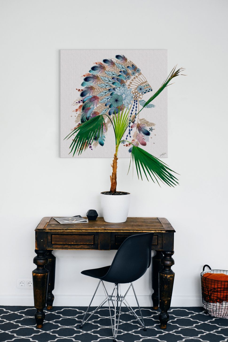 Canvas przedstawiający barwny pióropusz wiszący nad drewnianym stolikiem