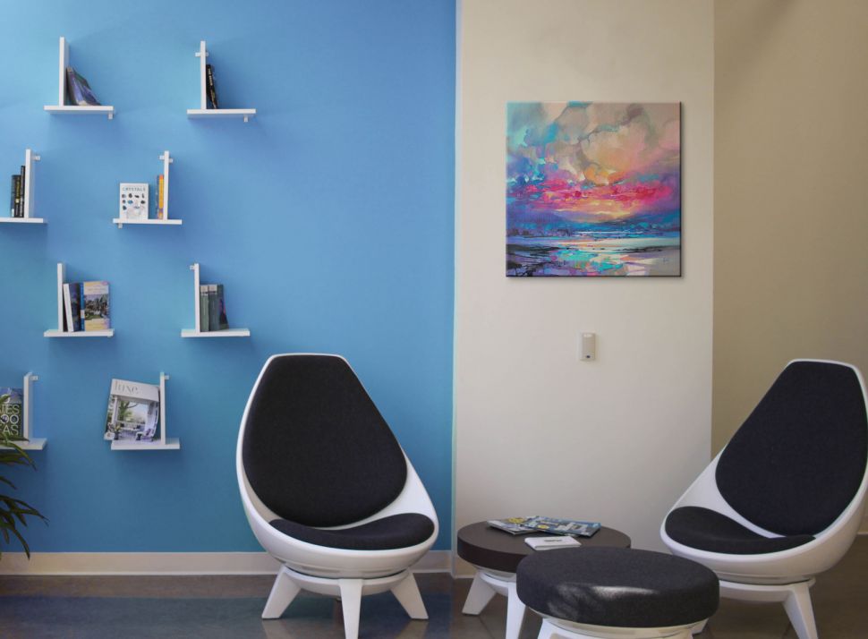 Canvas z widokiem na kolorowe niebo powieszony w salonie na białej ścianie