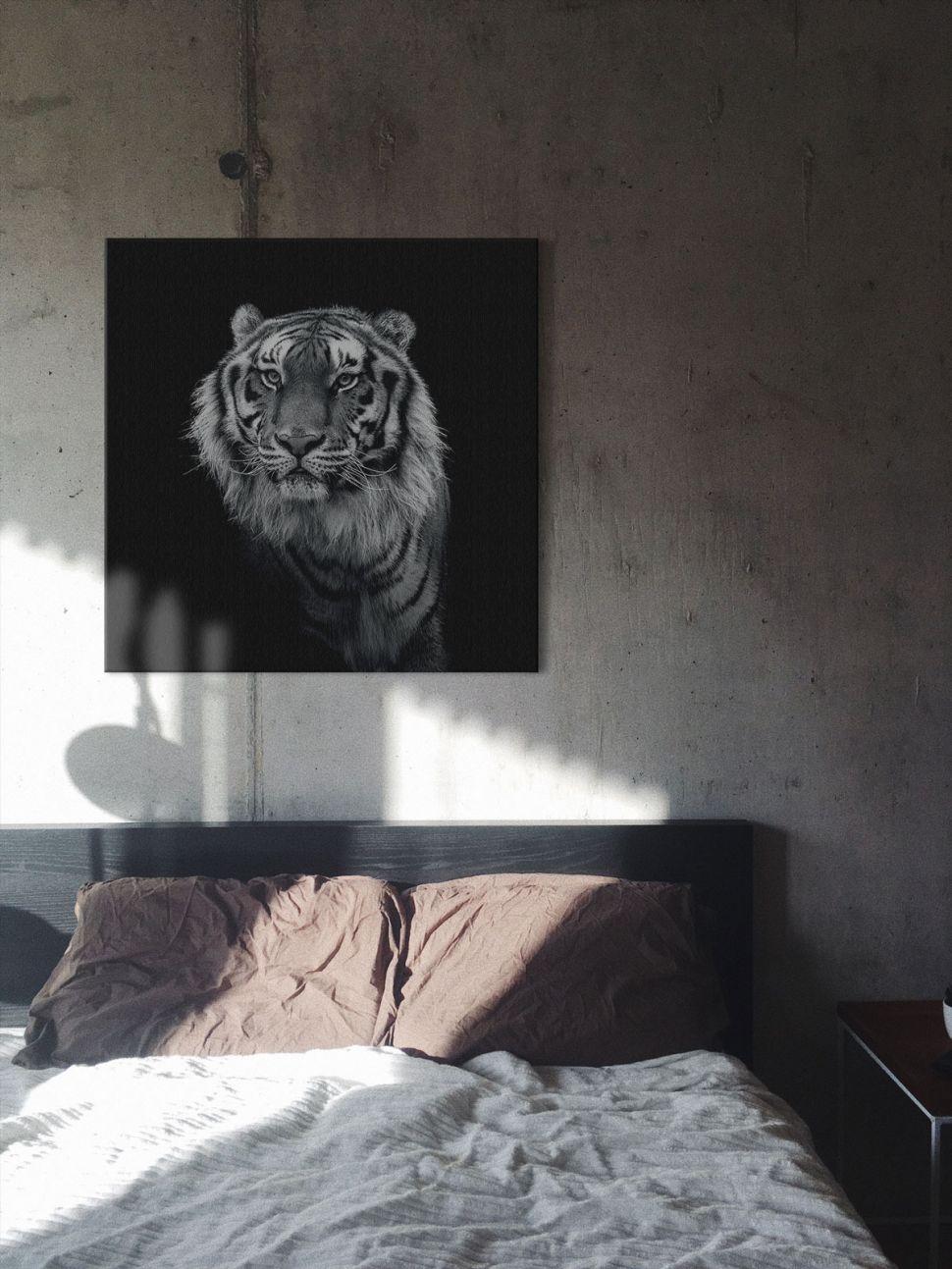 Obraz na płótnie przedstawiający dużego tygrysa powieszony na ścianie w nowoczesnej sypialni