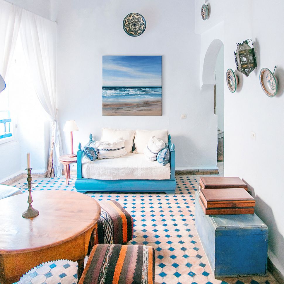 Stylowy salon udekorowany obrazem na płótnie przedstawiającym morski krajobraz