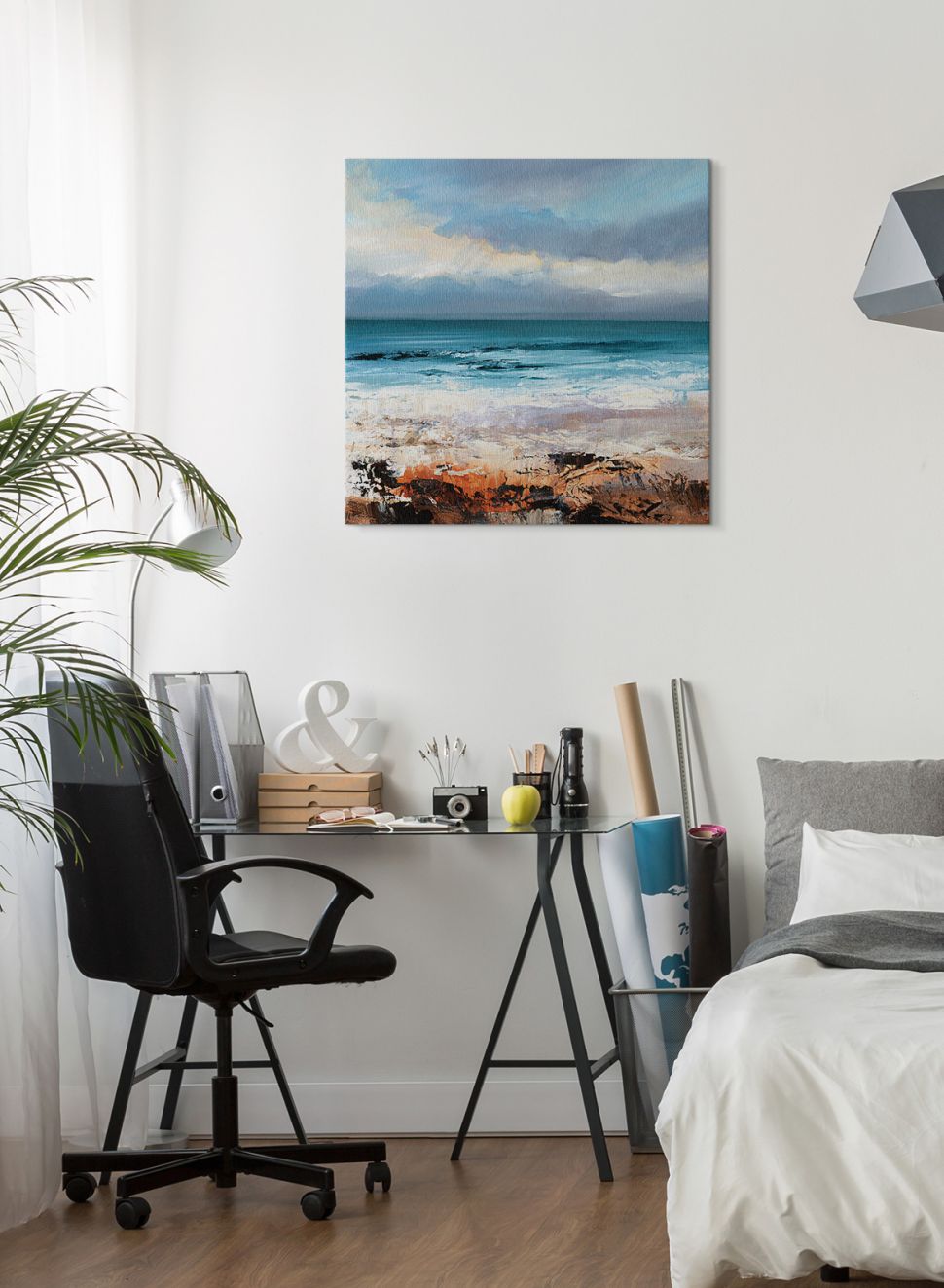 Nowoczesne biuro z wiszącym na ścianie canvasem przedstawiającym morskie wybrzeże