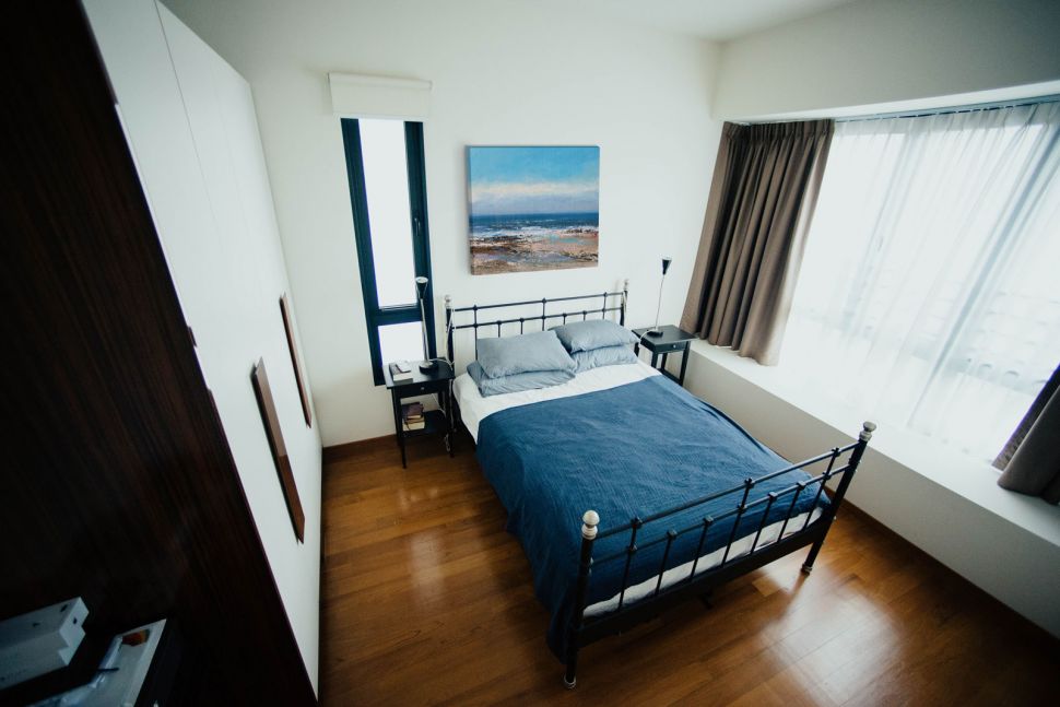 Obraz na płótnie zatytułowany Sunlit Sea wiszący w nowoczesnej sypialni nad łóżkiem