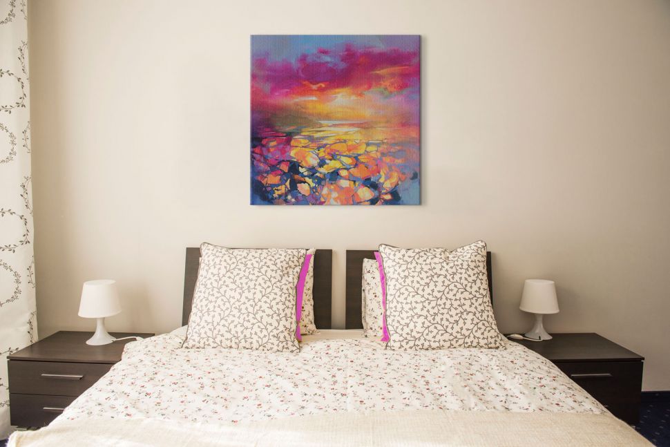 Obraz na płótnie autorstwa Scott Naismith przedstawiający abstrakcję wiszący na ścianie w sypialni nad łóżkiem z pościelą w kwiatowy wzór