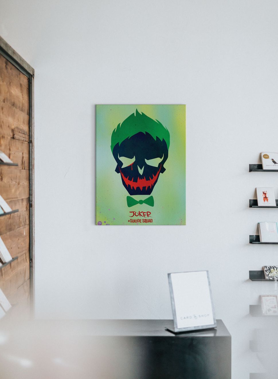 Obraz na płótnie wiszący na ścianie przedstawiający postać Jokera z filmu Suicide Squad