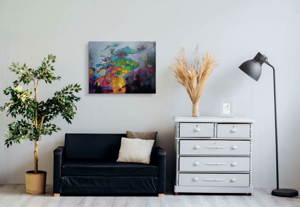 Kolorowy obraz na płótnie powieszony nad kanapą w salonie