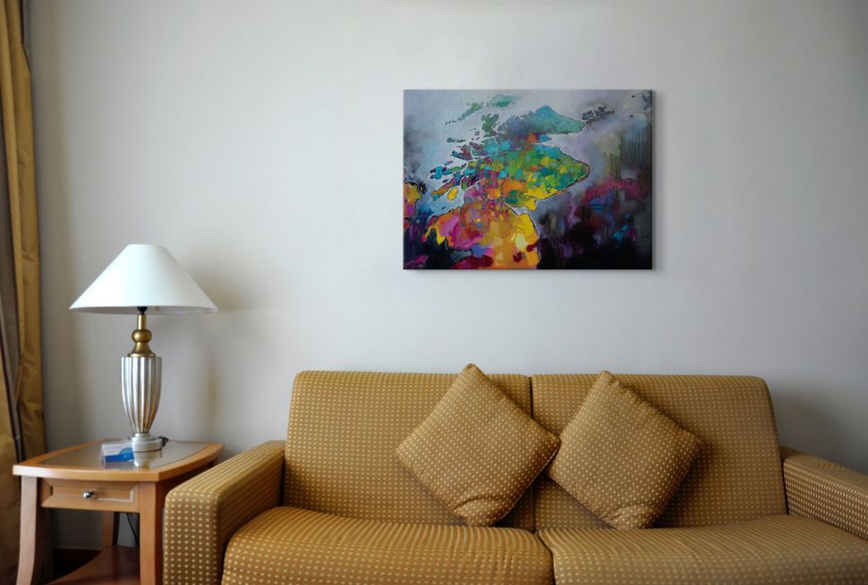Obraz na płótnie przedstawiający kolorową abstrakcje wiszący na białej ścianie w salonie