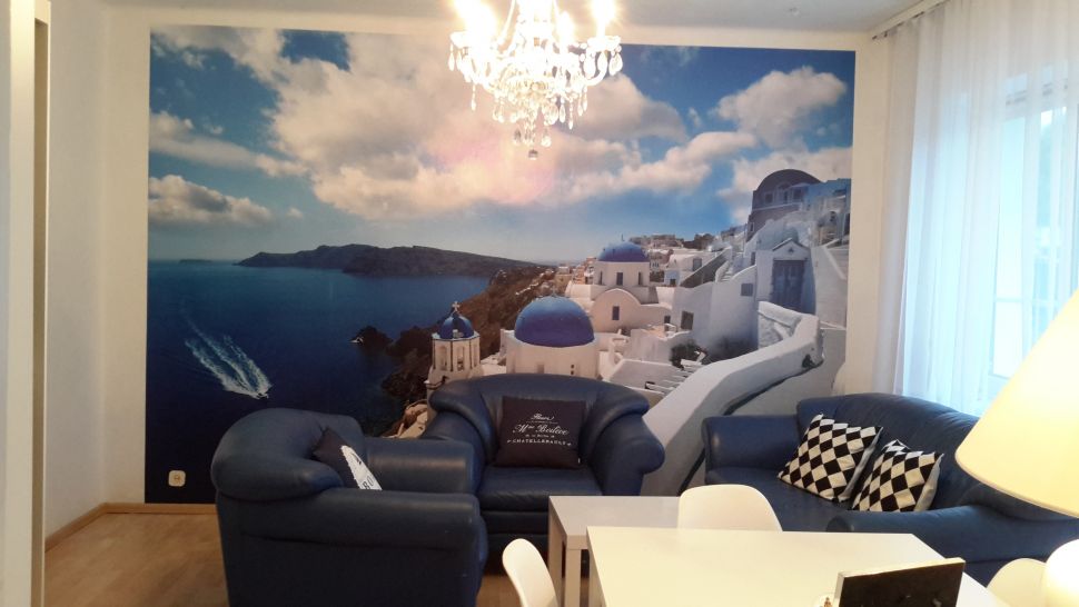 Fototapeta z panoramą Santorini przyklejona na ścianie w salonie