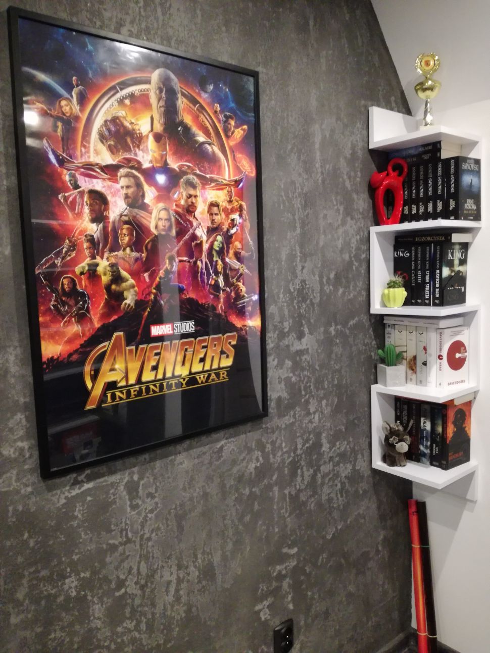 Plakat z superbohaterami Marvela, Avengers powieszony na szarej ścianie