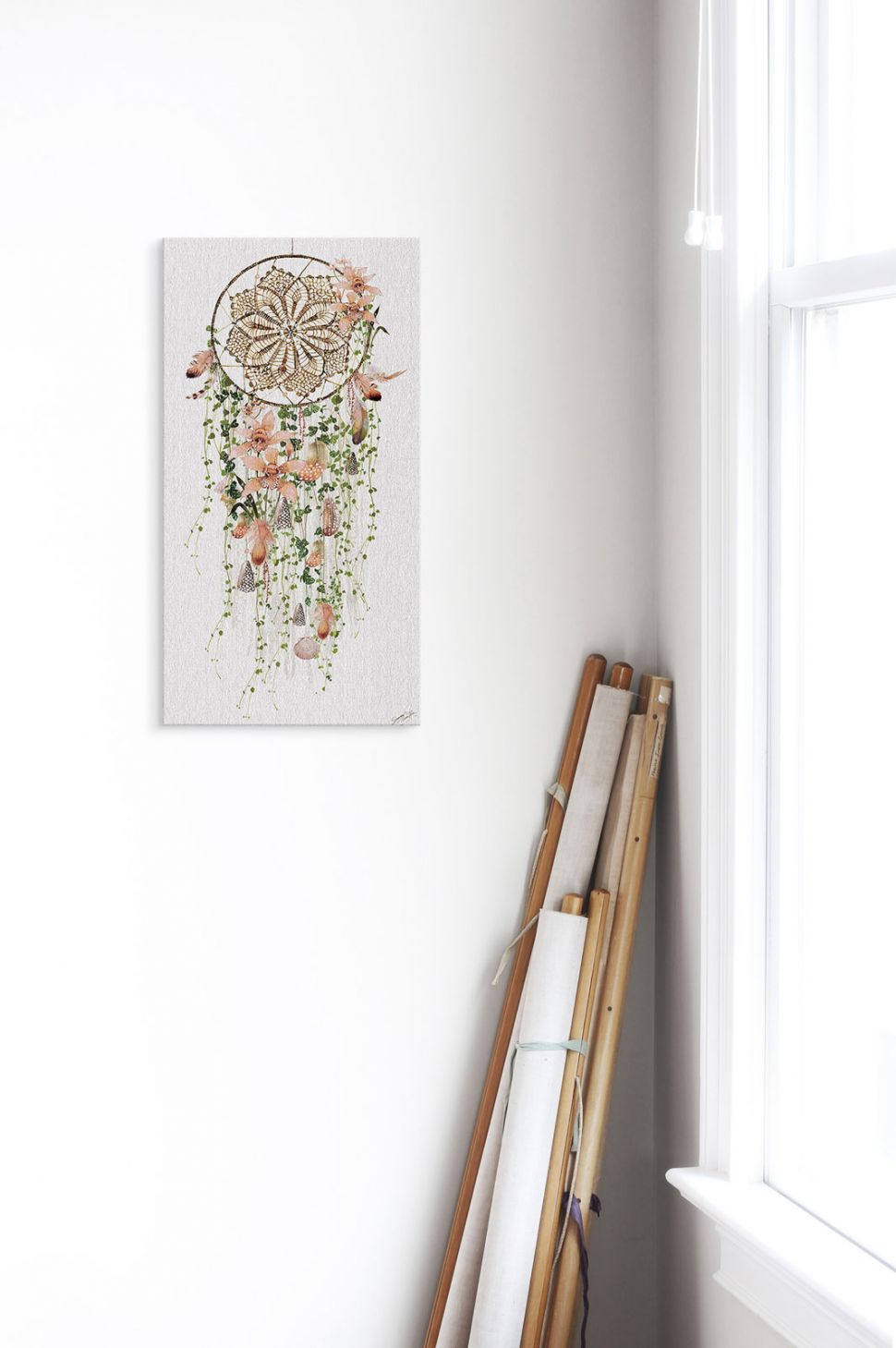 Obraz na płótnie przedstawiający kwiecisty łapacz snów powieszony na białej ścianie