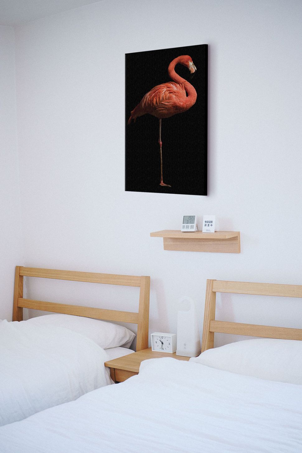 Obraz na płótnie z flamingiem powieszony w sypialni nad łóżkiem