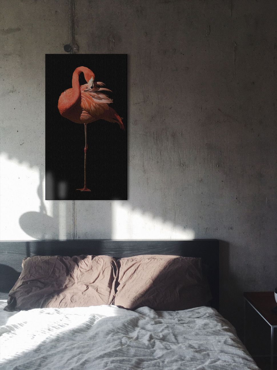 Canvas z flamingiem na czarnym tle powieszony w sypialni nad łóżkiem
