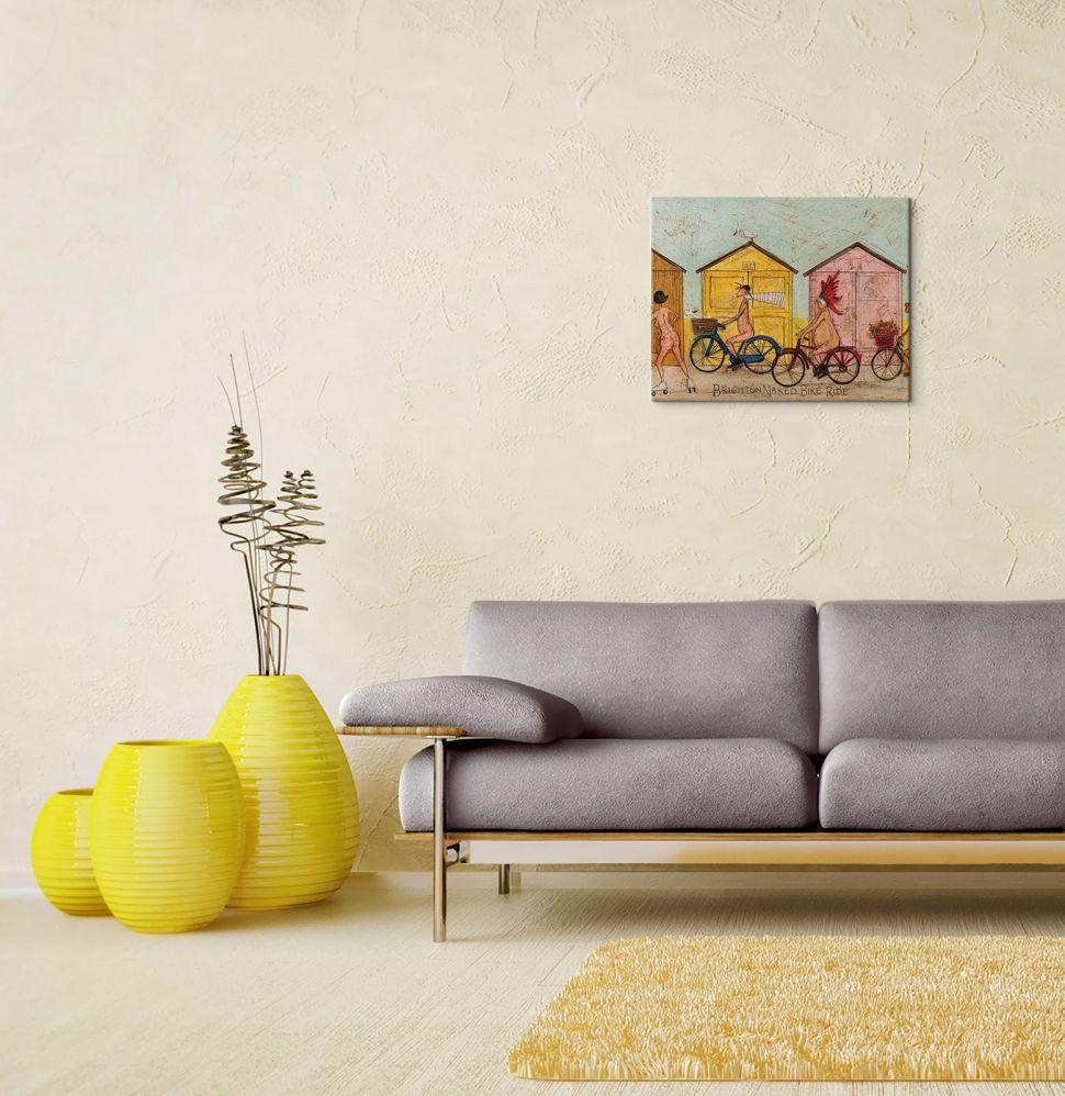 Canvas autorstwa Sam Toft powieszony na ścianie nad szarą kanapą obok żółtych wazonów