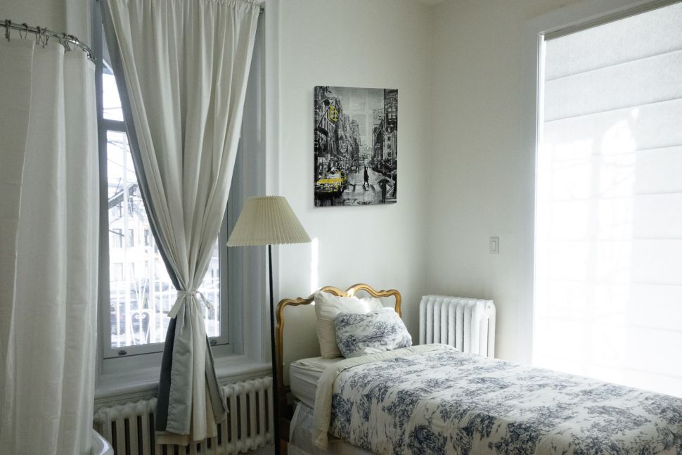 Aranżacja stylowego pokoju z obrazem Loui Jover zatytułowany Brooklyn Cab powieszonym nad łóżkiem