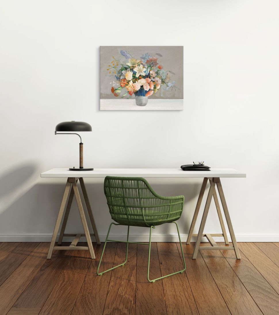 Obraz na płótnie przedstawiający wazon z kolorowymi kwiatami powieszony nad białym stolikiem