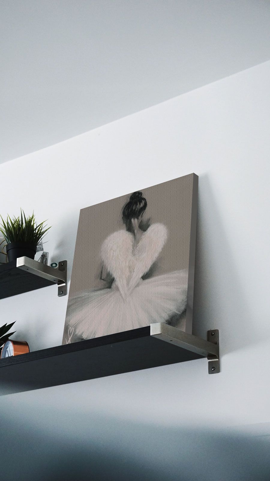 Aranżacja wnętrza z obrazem Hazel Bowman zatytułowany Angel Wings postawiony na półce, oparty o ścianę