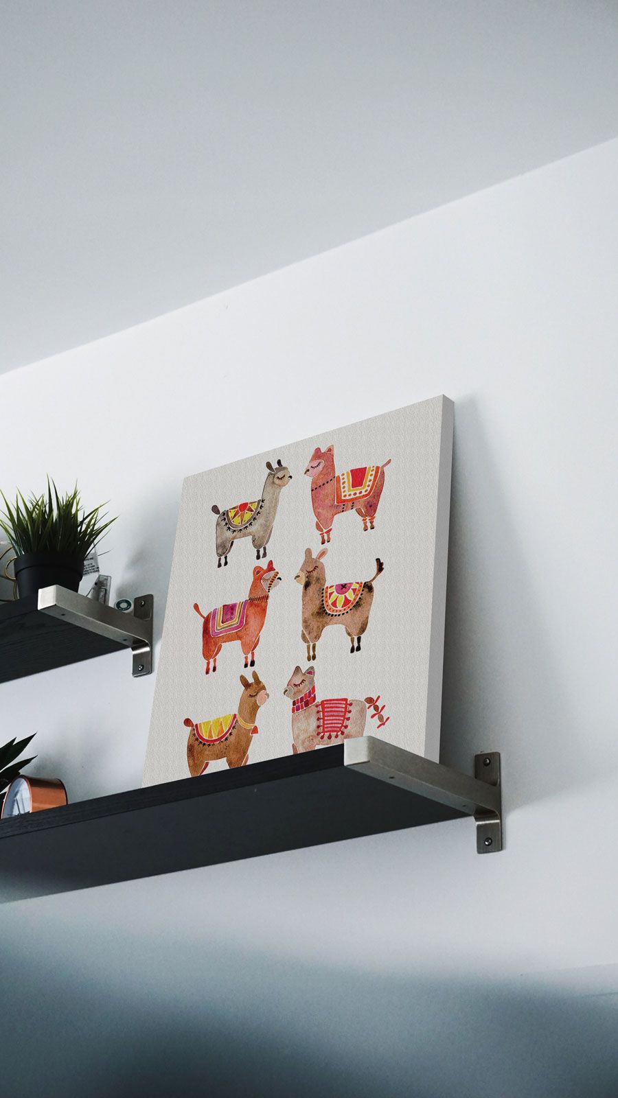 Canvas z alpakami autorstwa Cat Coquillette postawiony na półce oparty o ścianę