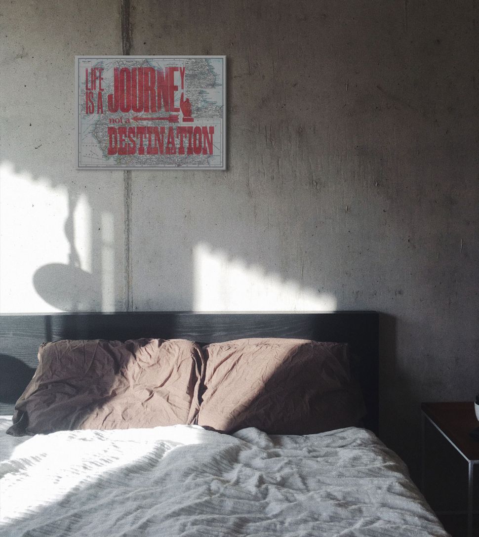 Aranżacja wnętrza z obrazem Asintended zatytułowany Journey powieszony w sypialni nad łóżkiem