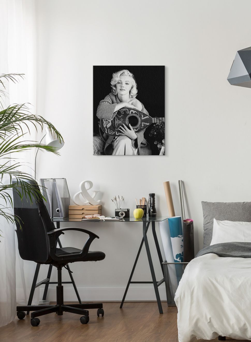 Czarno-biały obraz z Marylin Monroe powieszony w nowoczesnym pokoju nad biurkiem