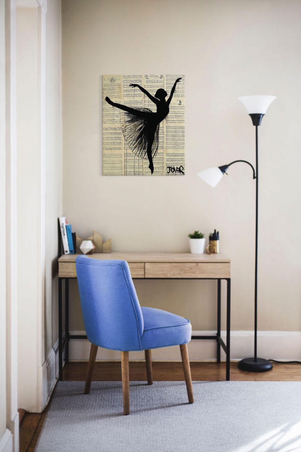 Obraz na płótnie z baletnicą powieszony w pokoju nad drewnianym biurkiem przy którym stoi fioletowe krzesło