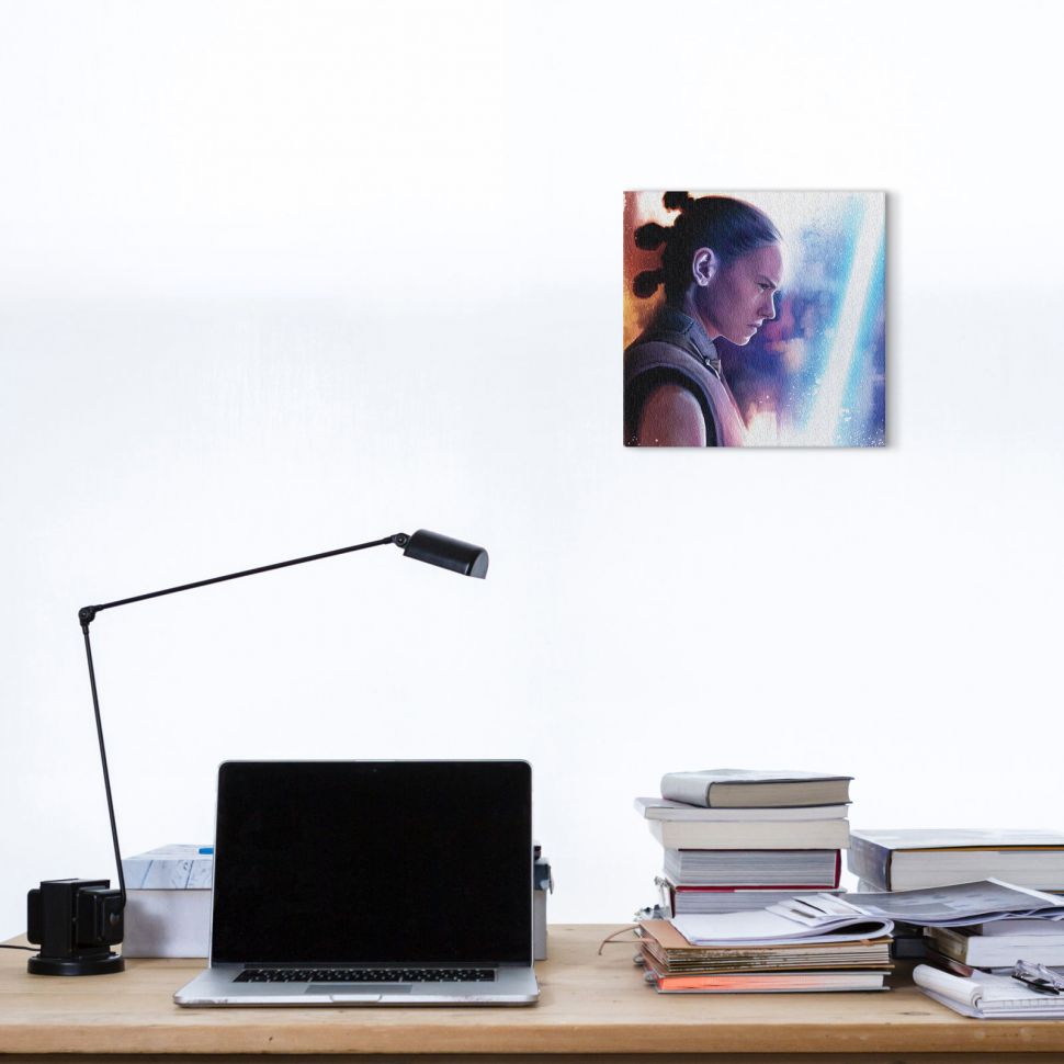 Obraz na płótnie z postacią Rey powieszony w biurze nad biurkiem z laptopem
