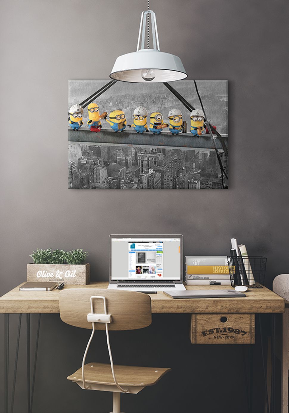Aranżacja nowoczesnego biura z powieszonym na ścianie obrazem przedstawiającym Minionki na belce
