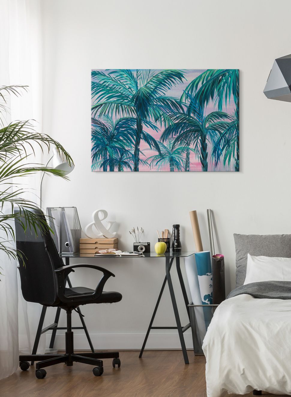 Canvas przedstawiający drzewa palmowe powieszony nad biurkiem w sypialni