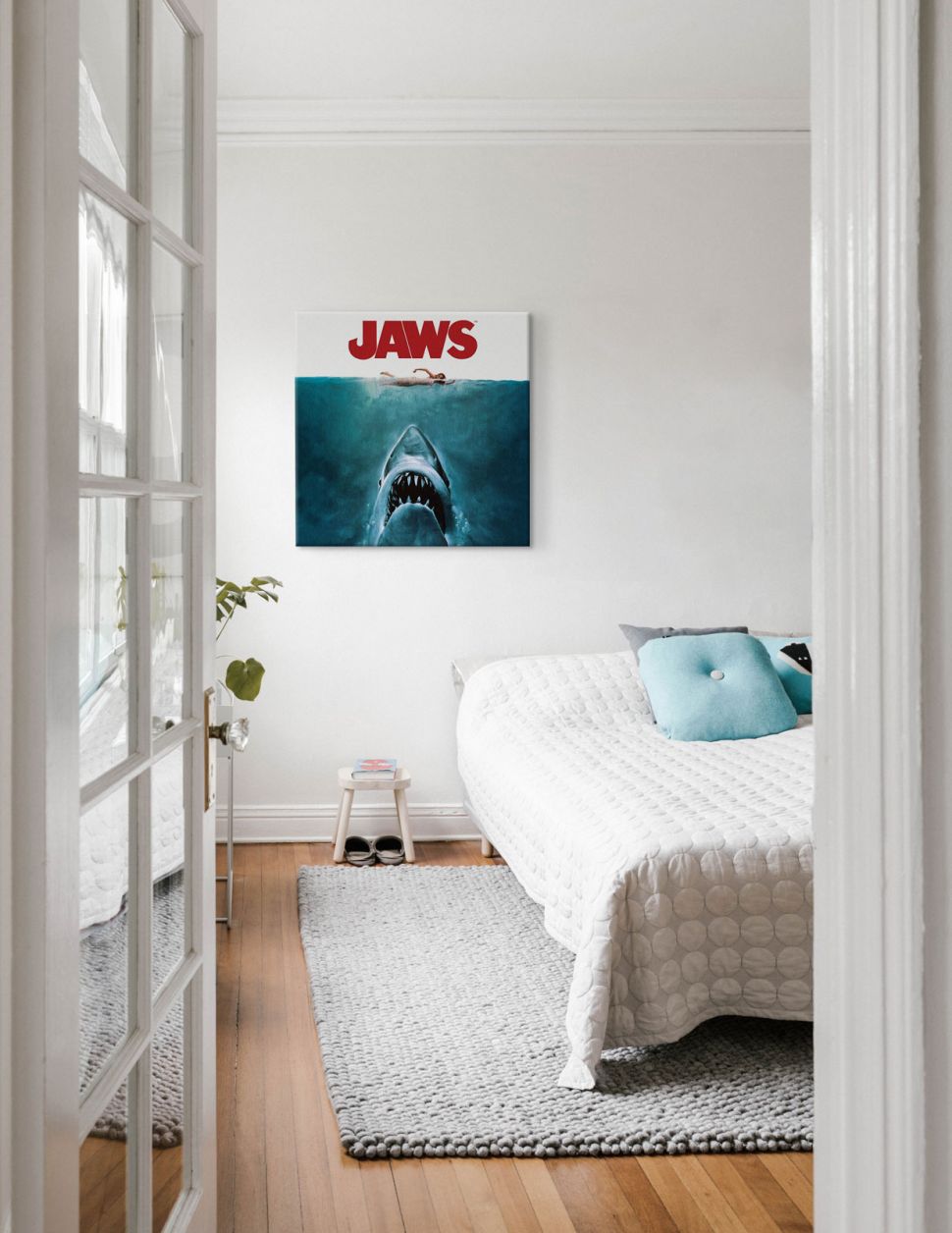 Obraz na płótnie z filmu Szczęki powieszony w sypialni na białej ścianie