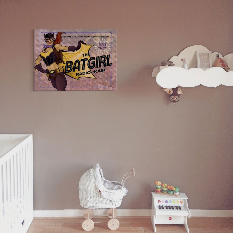 Obraz na ścianę Batgirl powieszony obok półki w kształcie chmurki