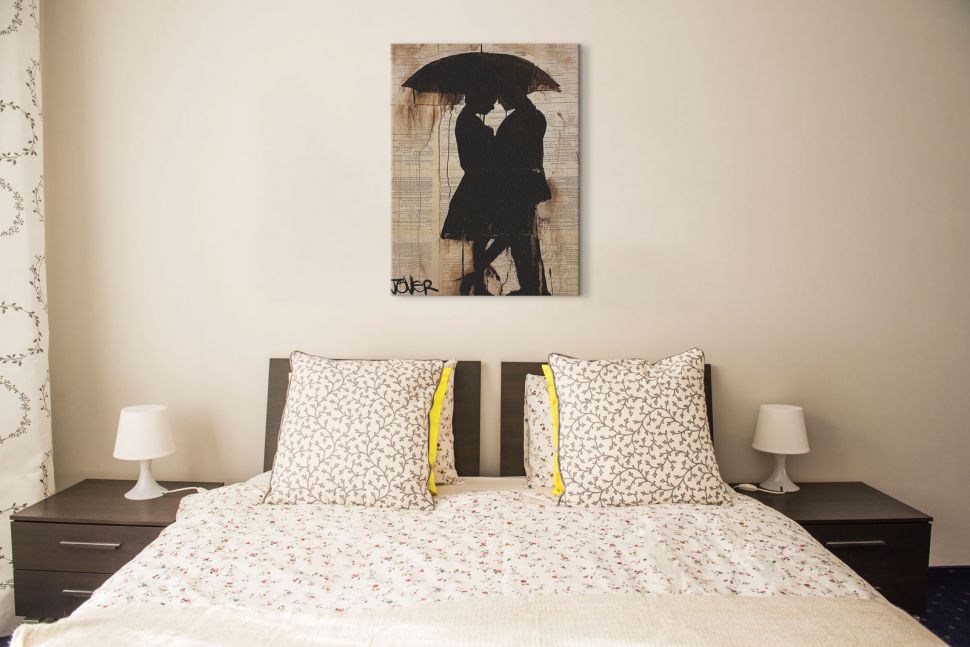 Obraz na płótnie Loui Jover z zakochaną parą powieszony w sypialni nad łóżkiem