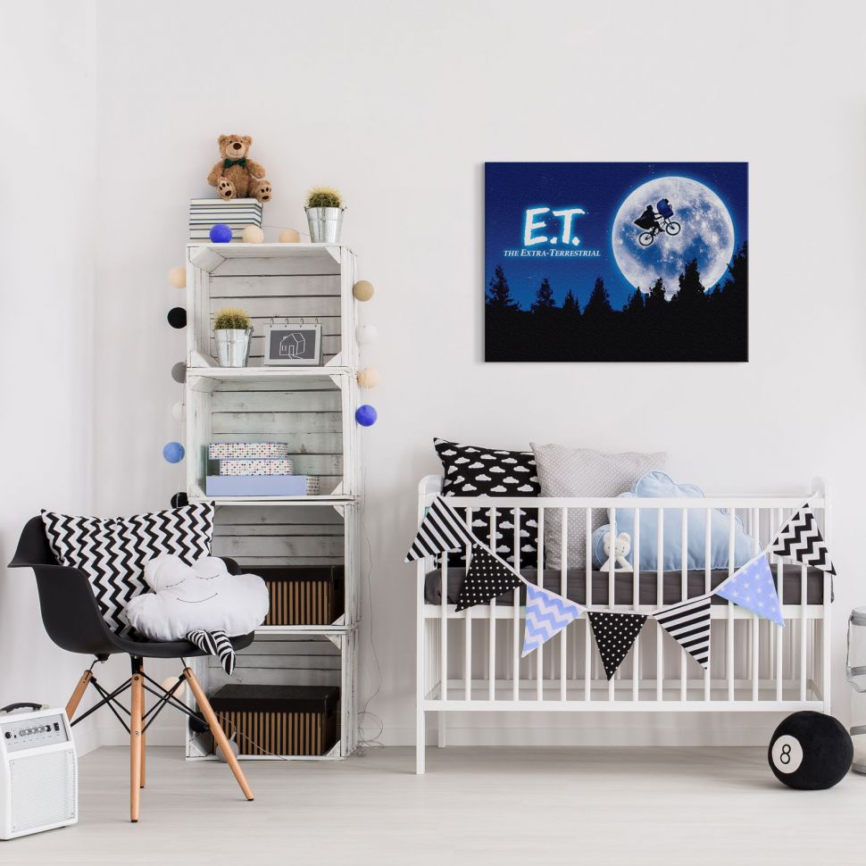 Aranżacja dziecięcego pokoju w którym wisi obraz na płótnie przedstawiający scenę filmową z ET