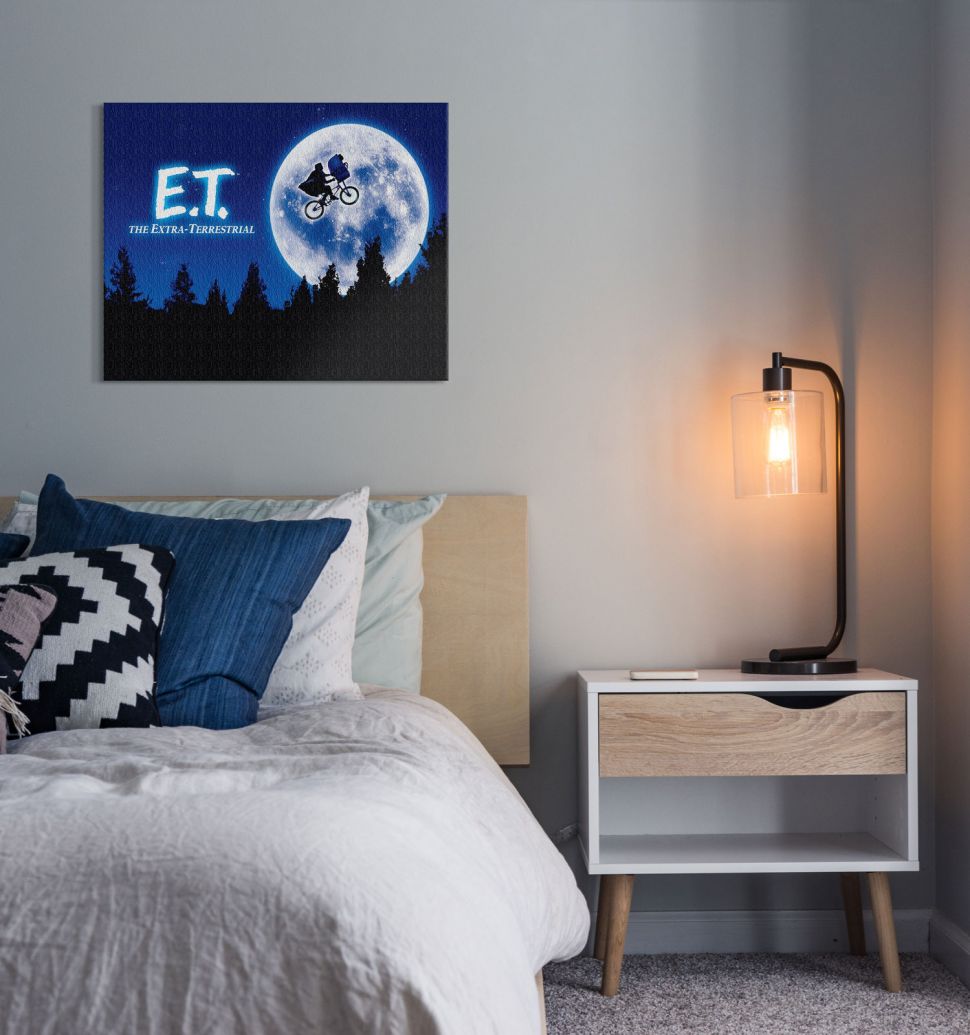 Zdjęcie przedstawiające wnętrze sypialni w którym wisi obraz na płótnie z filmu ET