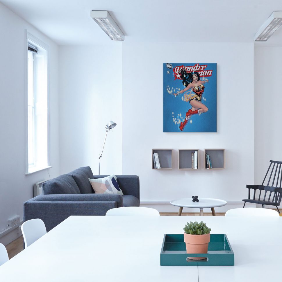 Obraz na płótnie do pokoju z Wonder Woman, powieszony na białej ścianie nad pułkami