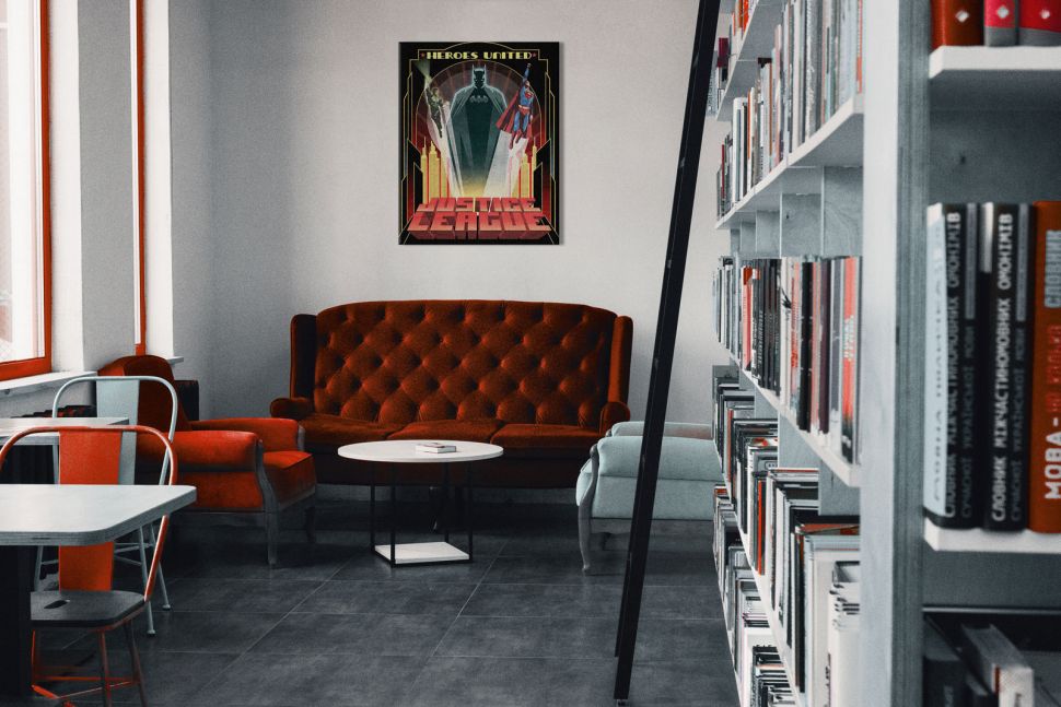 Zdjęcie przedstawiające bibliotekę w której powieszony jest canvas z batmanem z DC Comics