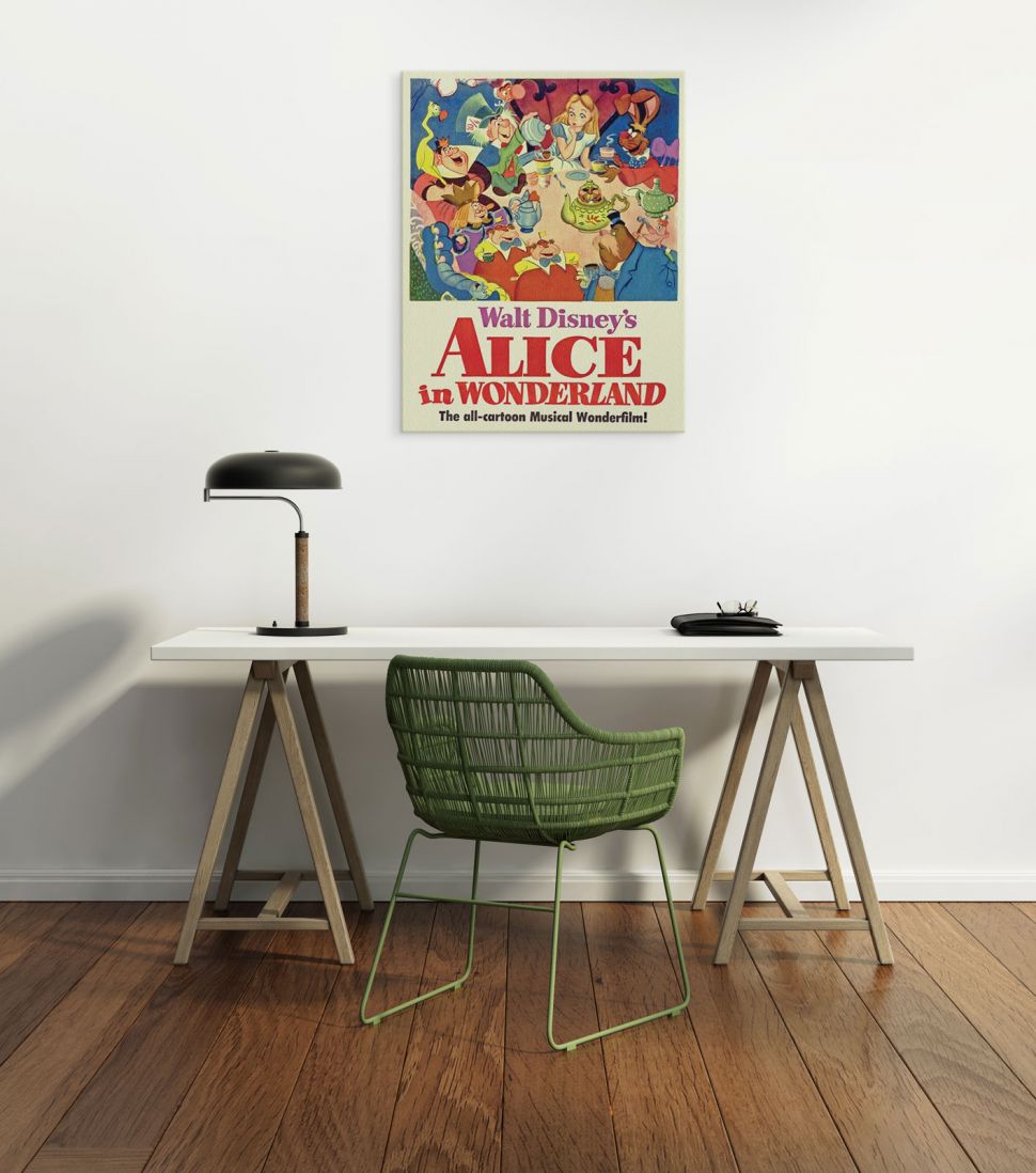 Canvas z filmu Alicja w Krainie Czarów powieszony w pokoju nad białym biurkiem na którym stoi lampka