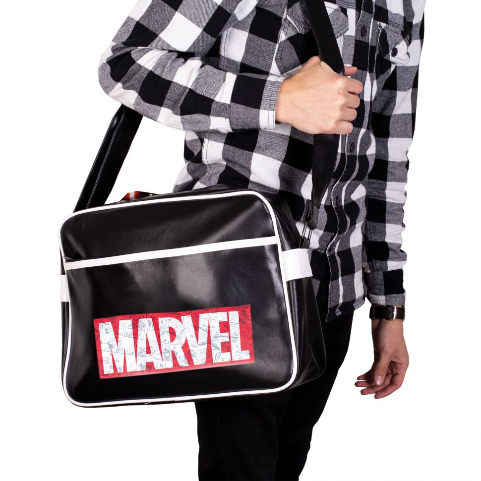 Czarna torba z logo Marvela noszona na ramieniu