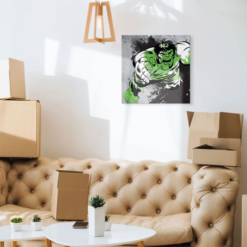 Canvas z superbohaterem Hulkiem powieszony w salonie nad kanapą