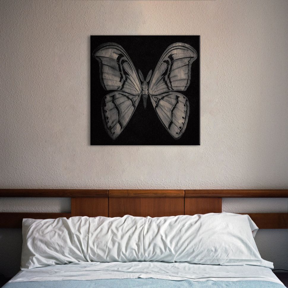 Obraz na płótnie do sypialni przedstawiający motyla na czarnym tle