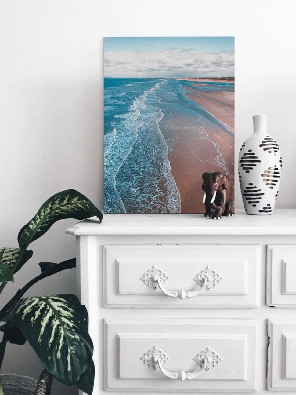 Obraz na płótnie zatytułowany Seashore postawiony na białej komodzie w pokoju