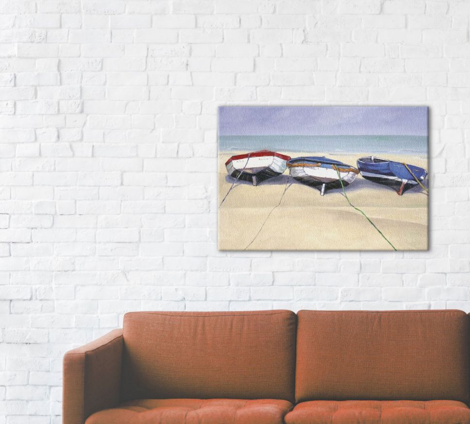 Canvas na ścianę przedstawiający trzy łodzie powieszony w salonie nad sofą