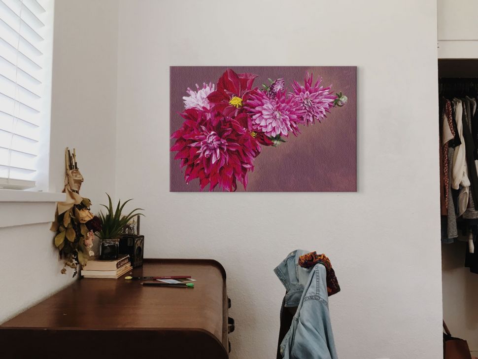 Obraz na płótnie z kwiatami powieszony w pokoju na ścianie