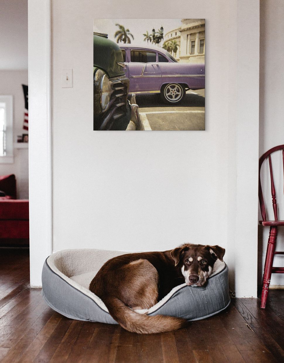 Obraz na płótnie przedstawiający fioletowy samochód powieszony w korytarzu na ścianie