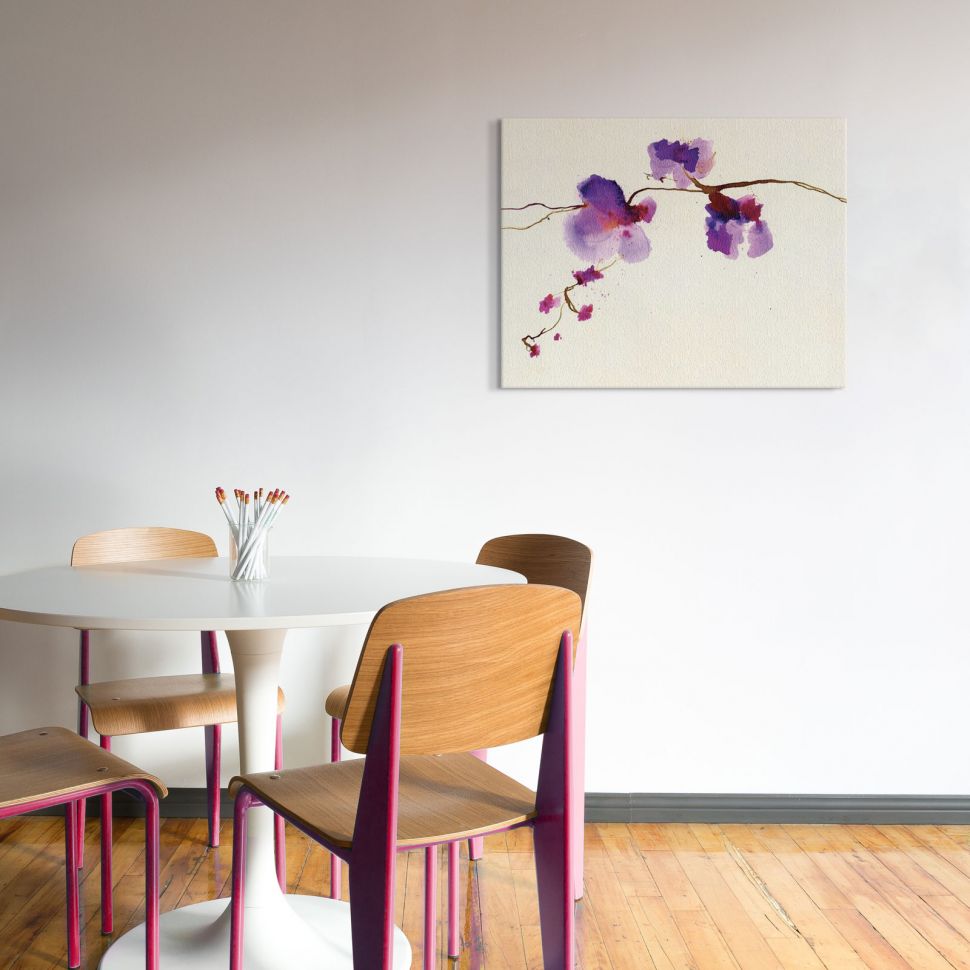 Canvas z fioletową orchideą powieszony na białej ścianie